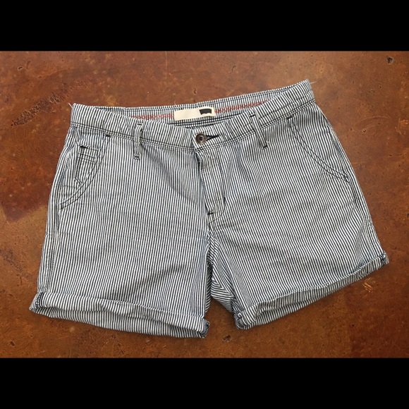 Blue & white stripe denim Levi short shorts. - Picture 4 of 6